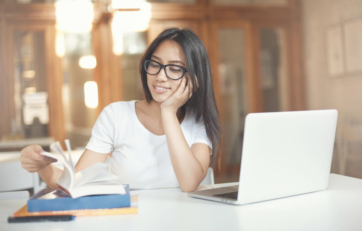 Étudiants travaillant sur des analyses financières en groupe